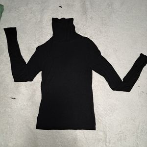 Long-sleeved turtleneck